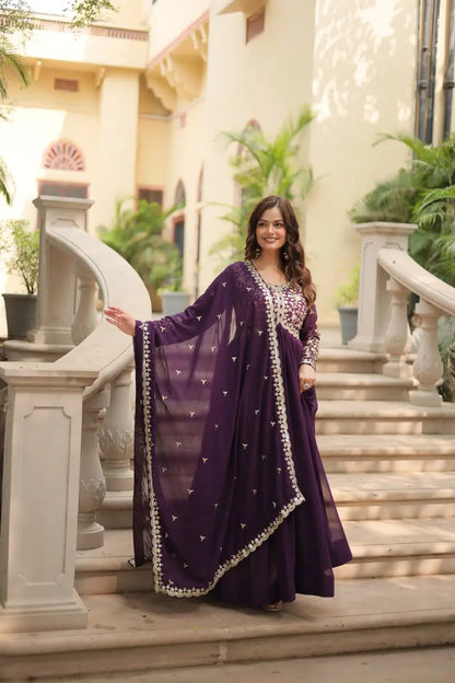 Robe en georgette couleur violet foncé ornée de broderies multi-sequins et zari, accompagnée d’un dupatta assorti