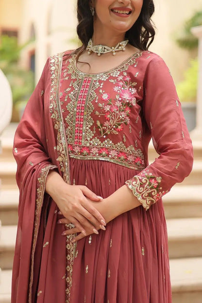 Robe fendue en georgette Rose Pâle avec broderie, dupatta et sharara assortis