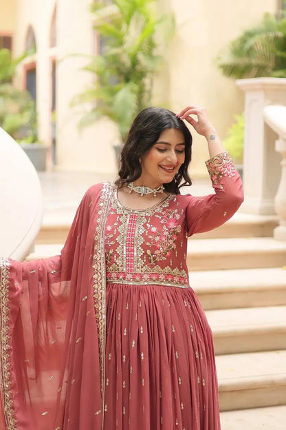 Robe fendue en georgette Rose Pâle avec broderie, dupatta et sharara assortis