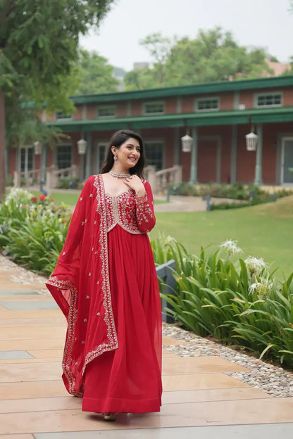 Robe Shiraz Rouge en Georgette avec Broderie Zari et Multi-Sequins et Dupatta
