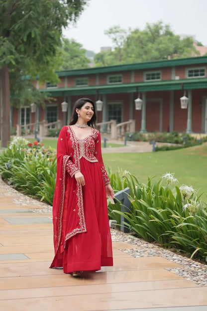 Robe Shiraz Rouge en Georgette avec Broderie Zari et Multi-Sequins et Dupatta