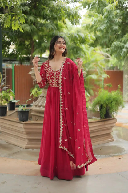 Robe rose avec broderie riche de sequins et dupatta
