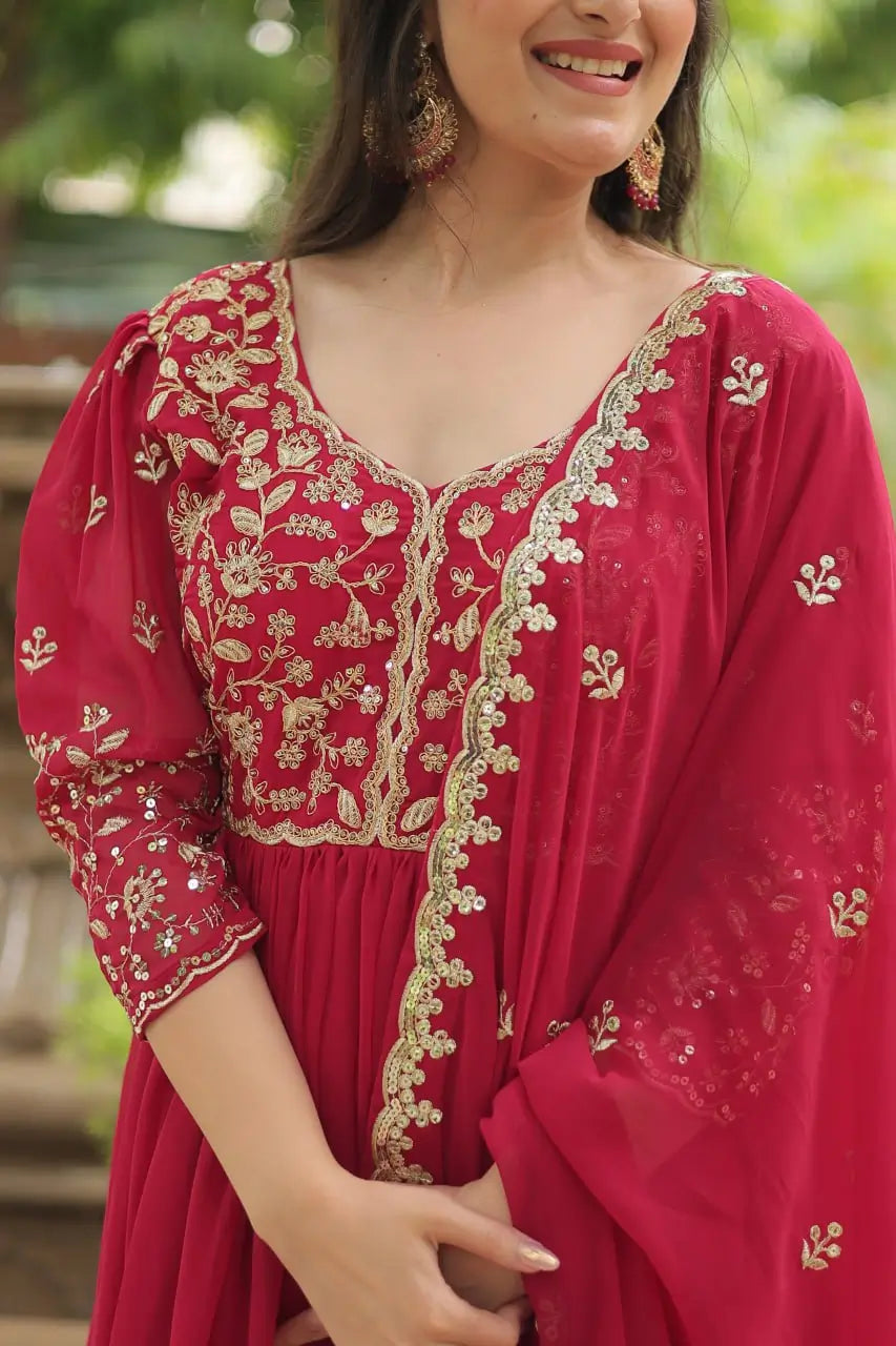 Robe rose avec broderie riche de sequins et dupatta