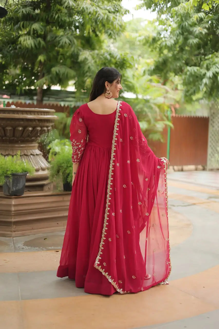 Robe rose avec broderie riche de sequins et dupatta