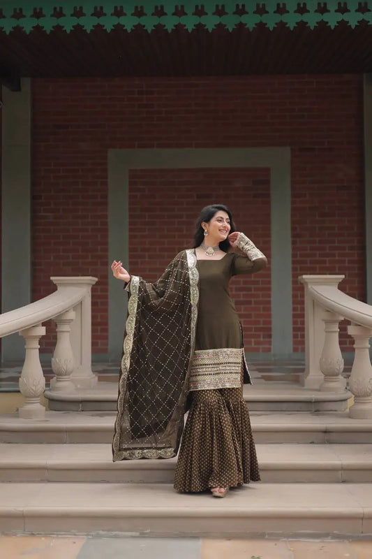 Ensemble Sharara vert henna en georgette avec broderie de fils et sequins, accompagné de son dupatta