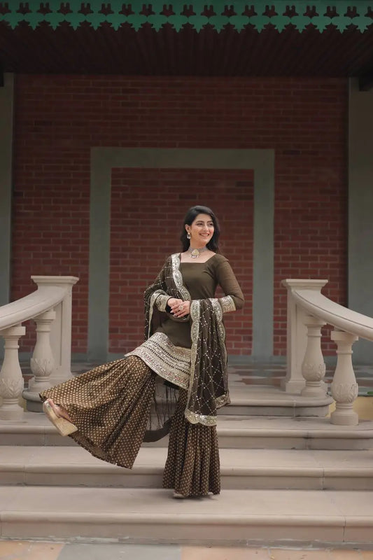 Ensemble Sharara vert henna en georgette avec broderie de fils et sequins, accompagné de son dupatta