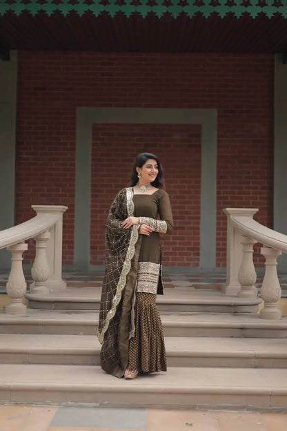 Ensemble Sharara vert henna en georgette avec broderie de fils et sequins, accompagné de son dupatta