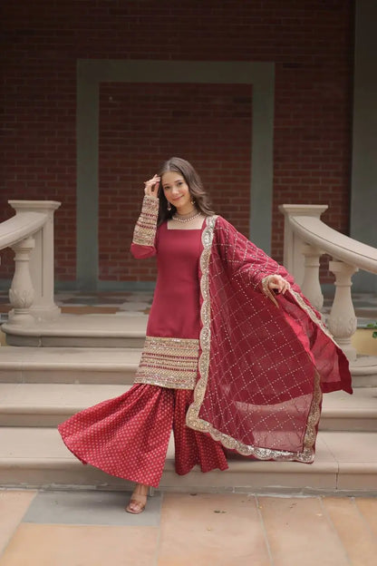 Ensemble Sharara en georgette bordeaux avec broderie en fil et sequins et dupatta assorti