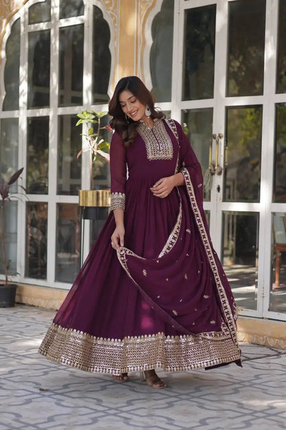 Robe Violet Raisin en Georgette avec Broderie Riche en Sequins et Dupatta