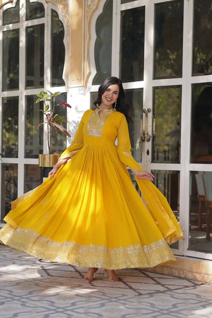 Robe longue en georgette jaune ocre avec riche broderie en sequins et dupatta assorti