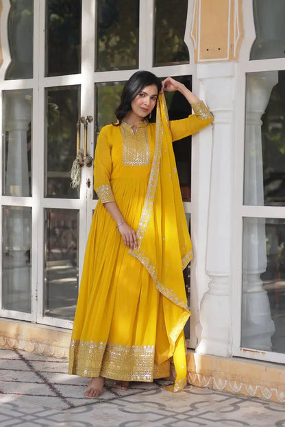 Robe longue en georgette jaune ocre avec riche broderie en sequins et dupatta assorti