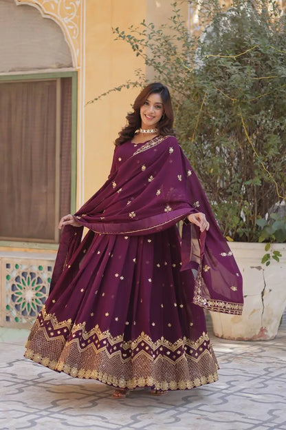 Robe Longue Violet | Georgette Évasée avec Voile Brodé en dentelle raffinée