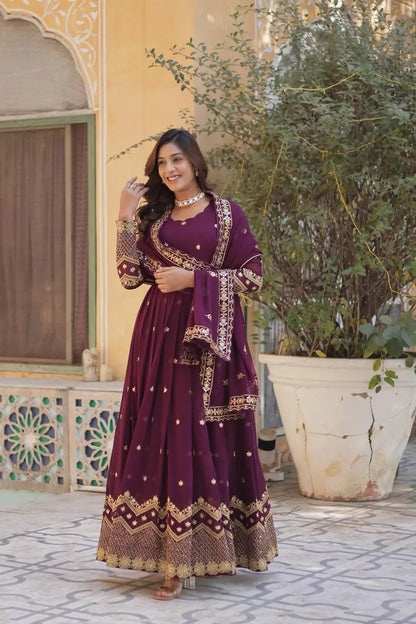 Robe Longue Violet | Georgette Évasée avec Voile Brodé en dentelle raffinée