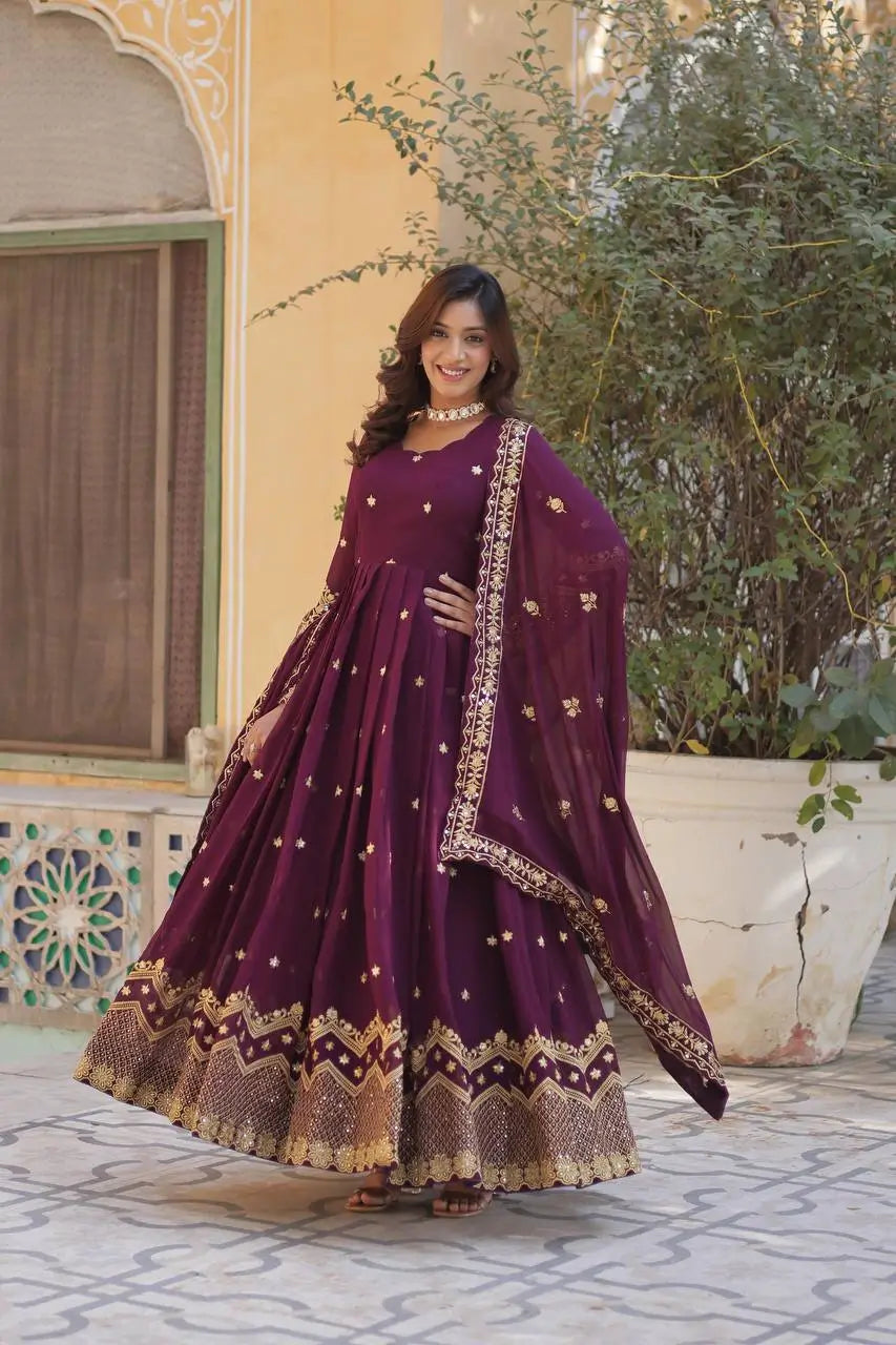 Robe Longue Violet | Georgette Évasée avec Voile Brodé en dentelle raffinée