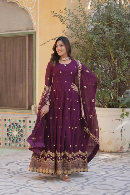 Robe Longue Violet | Georgette Évasée avec Voile Brodé en dentelle raffinée