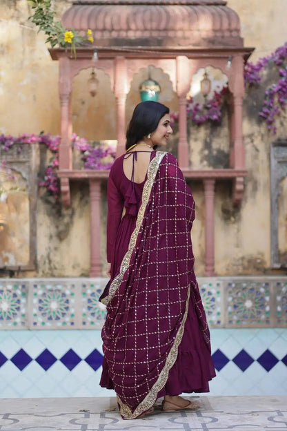 Robe Longue Bordeaux Berry | Georgette Évasée avec Voile Brodé