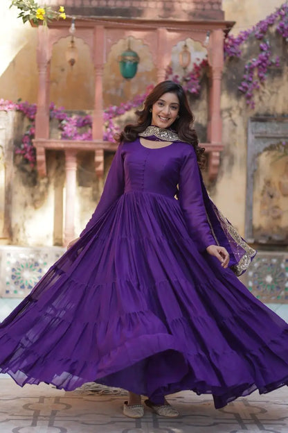 Robe Longue Violet Prune Profond | Georgette Évasée avec Voile Brodé
