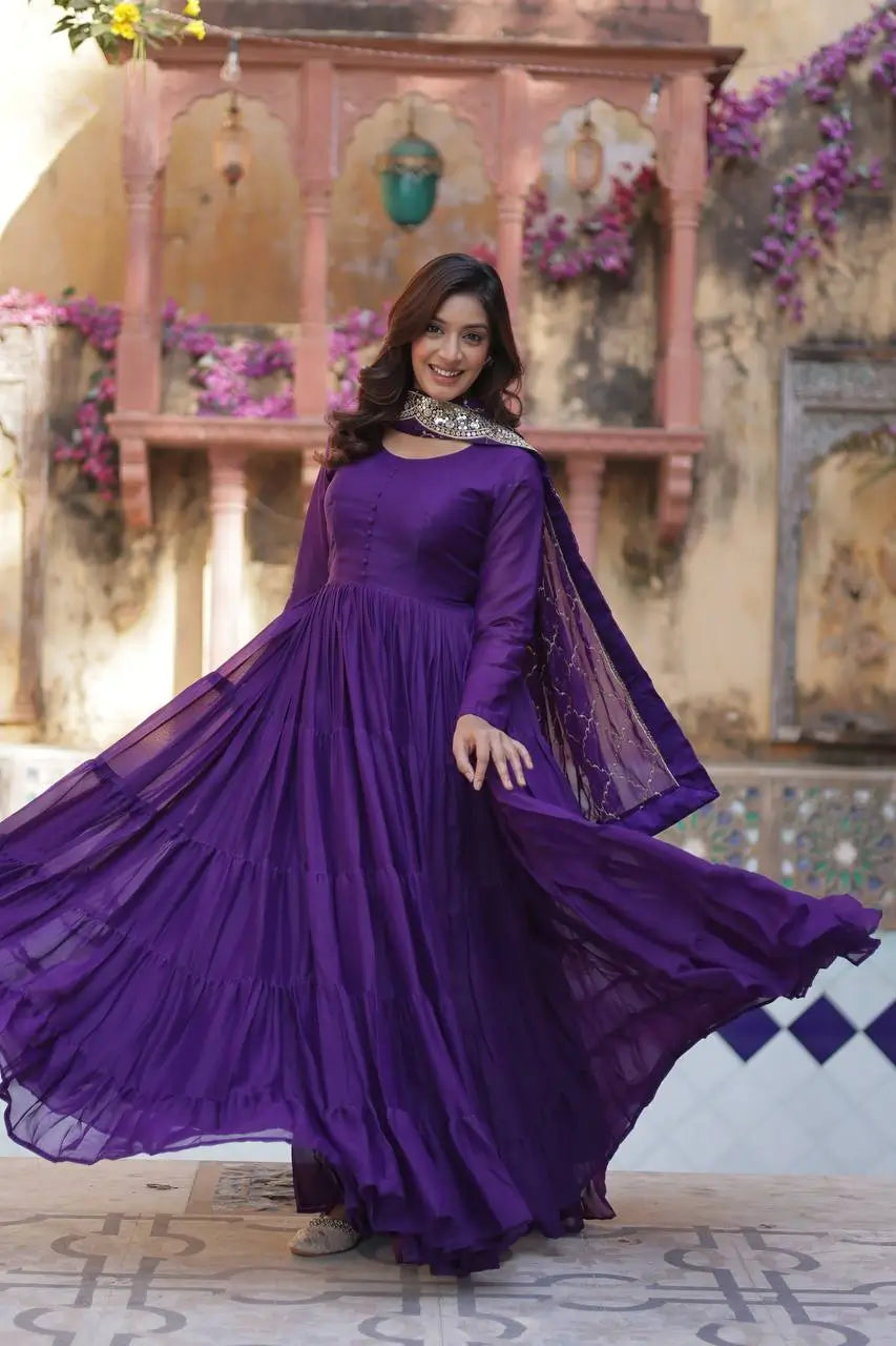 Robe Longue Violet Prune Profond | Georgette Évasée avec Voile Brodé