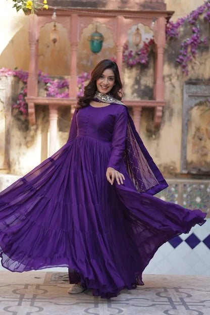 Robe Longue Violet Prune Profond | Georgette Évasée avec Voile Brodé