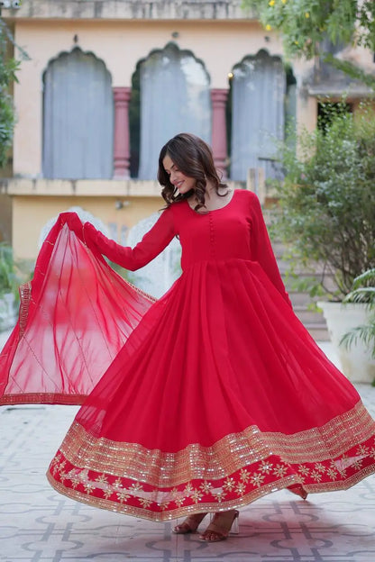 Robe en georgette rouge vif avec broderie multisequins et dupatta assorti