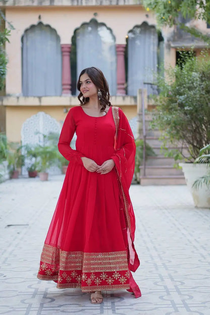 Robe en georgette rouge vif avec broderie multisequins et dupatta assorti