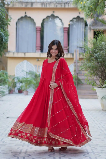 Robe en georgette rouge vif avec broderie multisequins et dupatta assorti