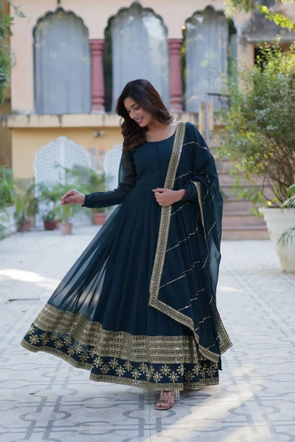 Robe en georgette bleu sarcelle foncé avec broderie multicolore en sequins et dupatta assorti