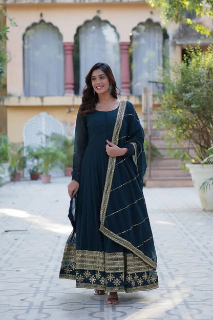 Robe en georgette bleu sarcelle foncé avec broderie multicolore en sequins et dupatta assorti