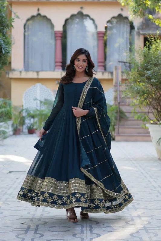 Robe en georgette bleu sarcelle foncé avec broderie multicolore en sequins et dupatta assorti