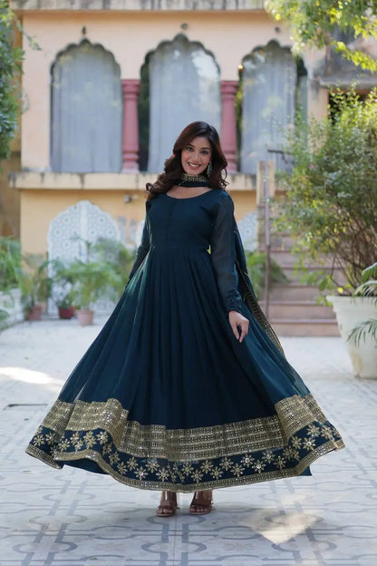 Robe en georgette bleu sarcelle foncé avec broderie multicolore en sequins et dupatta assorti