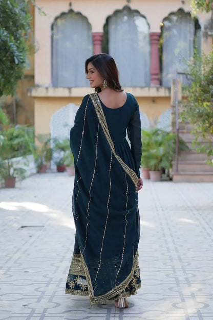 Robe en georgette bleu sarcelle foncé avec broderie multicolore en sequins et dupatta assorti