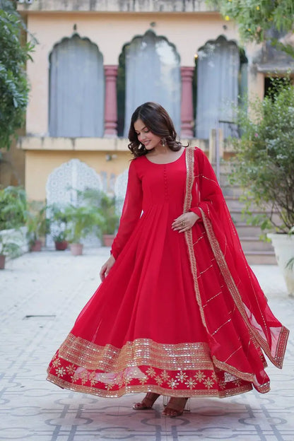 Robe en georgette rouge vif avec broderie multisequins et dupatta assorti
