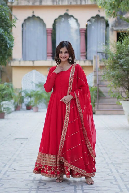 Robe en georgette rouge vif avec broderie multisequins et dupatta assorti