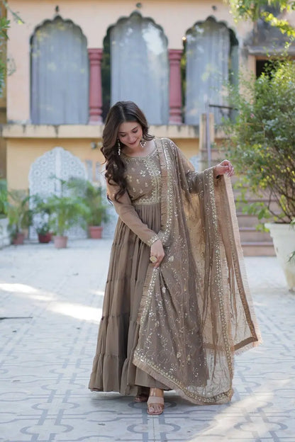 Robe coupe évasée en Georgette avec Broderie Couleur Beige Sable et Dupatta Lourd