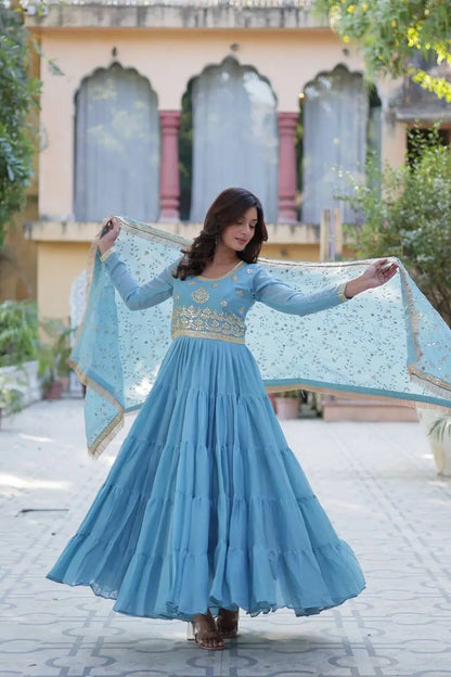Robe évasée en georgette bleu ciel avec broderie et dupatta lourd assorti