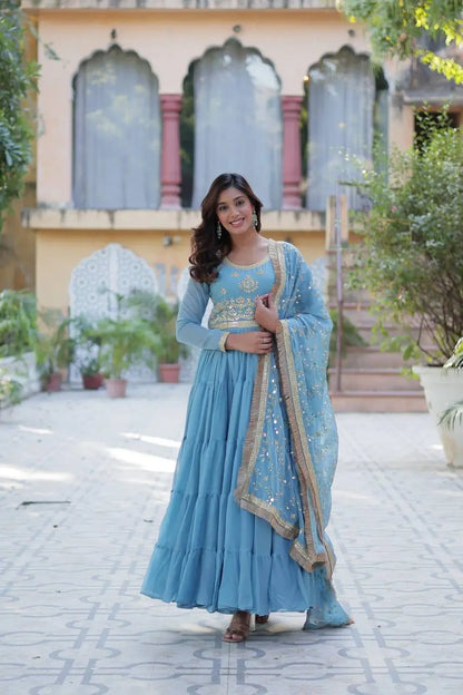 Robe évasée en georgette bleu ciel avec broderie et dupatta lourd assorti