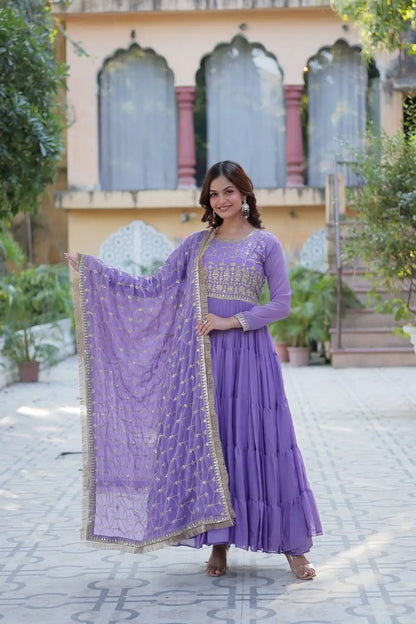 Robe fluide entièrement évasée en georgette violet clair avec broderie et dupatta lourd