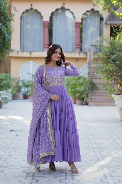 Robe fluide entièrement évasée en georgette violet clair avec broderie et dupatta lourd