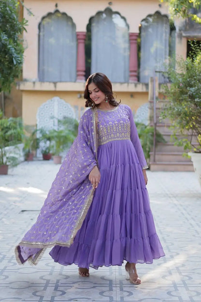 Robe fluide entièrement évasée en georgette violet clair avec broderie et dupatta lourd