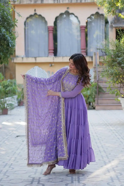 Robe fluide entièrement évasée en georgette violet clair avec broderie et dupatta lourd