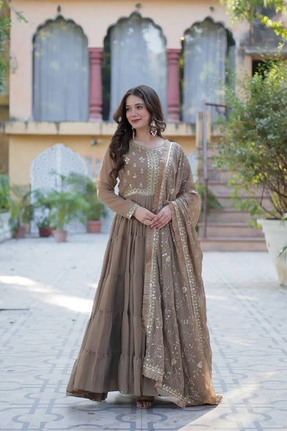 Robe coupe évasée en Georgette avec Broderie Couleur Beige Sable et Dupatta Lourd