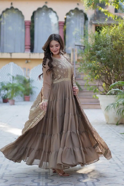 Robe coupe évasée en Georgette avec Broderie Couleur Beige Sable et Dupatta Lourd