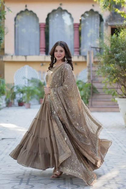Robe coupe évasée en Georgette avec Broderie Couleur Beige Sable et Dupatta Lourd