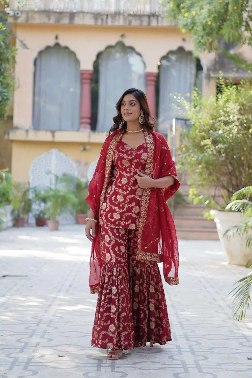 Ensemble Salwar Jacquard en Georgette Rouge avec Dupatta