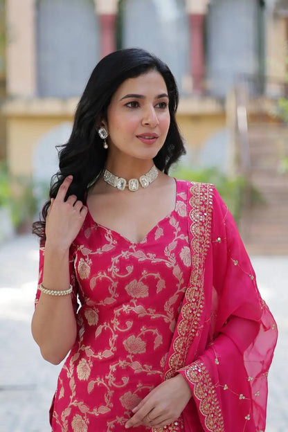 Ensemble Salwar Suit Jacquard en Georgette Rose Fuchsia avec Dupatta