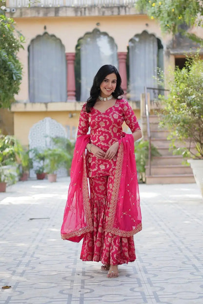 Ensemble Salwar Suit Jacquard en Georgette Rose Fuchsia avec Dupatta