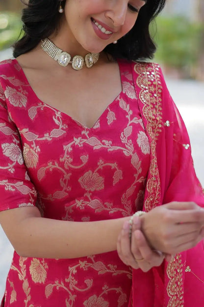 Ensemble Salwar Suit Jacquard en Georgette Rose Fuchsia avec Dupatta