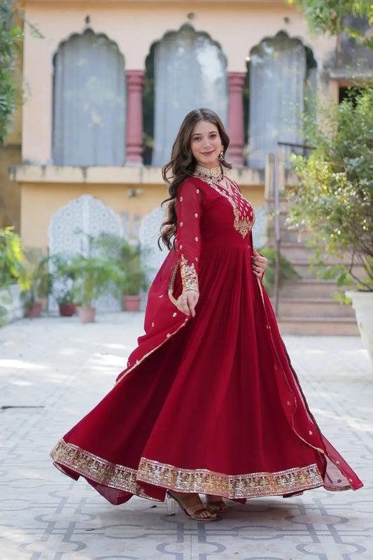 Robe en georgette bordeaux avec riche broderie en sequins et dupatta assorti