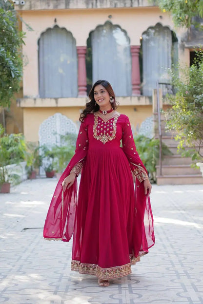 Robe en georgette rose avec riche broderie en sequins et dupatta assorti