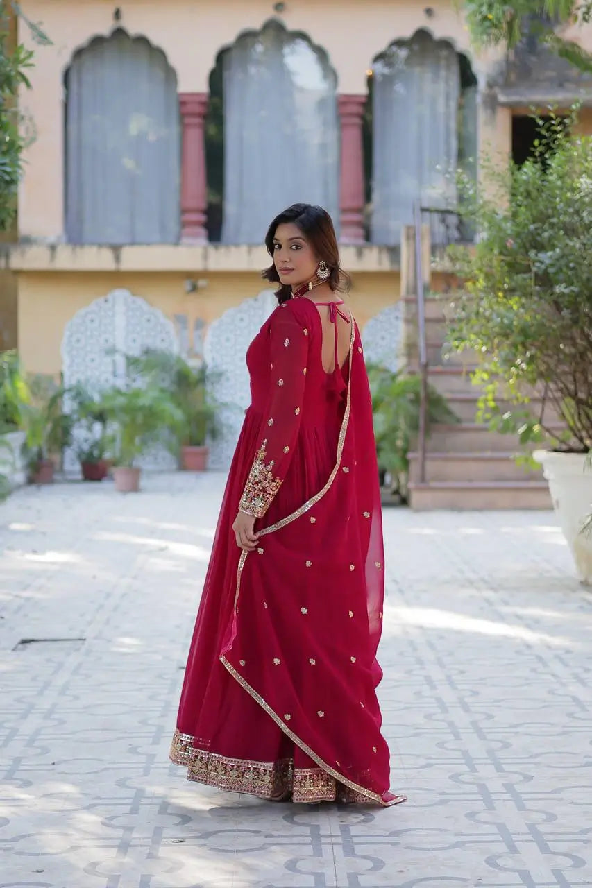 Robe en georgette rose avec riche broderie en sequins et dupatta assorti